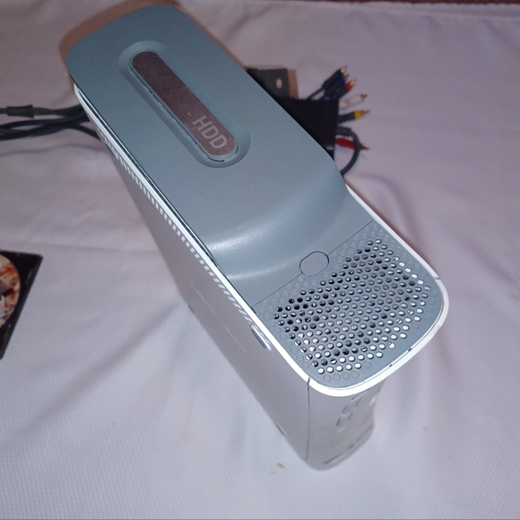 Microsoft Xbox 360 Bundle w/ Game + Controller + HD - Picture 5 of 10